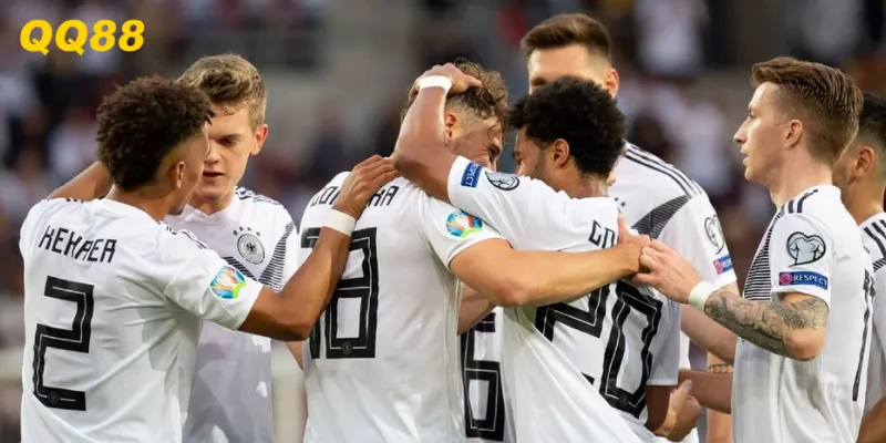 Estonia nỗ lực phòng ngự trước sức mạnh vượt trội của Italia.